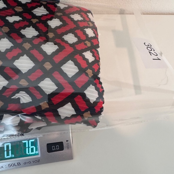 Chicos Top Women XL Red Long Sleeve Cold Shoulder Sheer Pleated Diamond Pattern - Picture 15 of 15